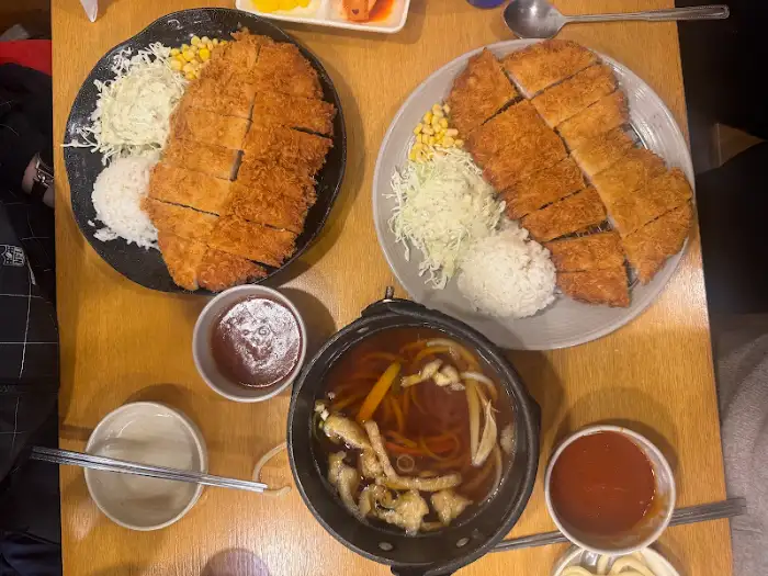 푸짐한 두 장의 돈까스