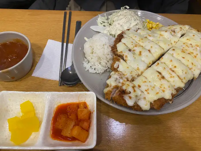 치즈가 듬뿍 올라간 치즈돈까스
