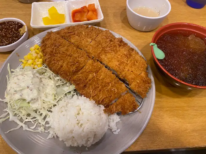 다양한 돈까스 메뉴와 곁들임