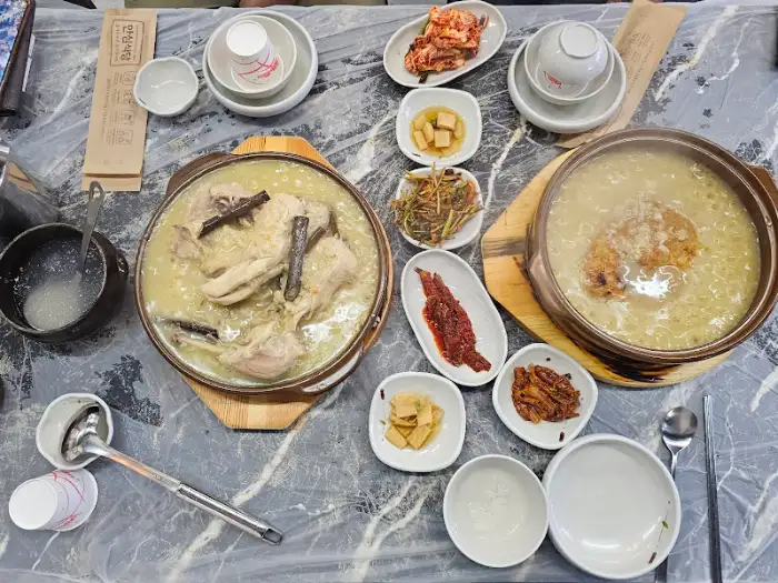 메인 요리와 밑반찬이 함께 차려진 상차림
