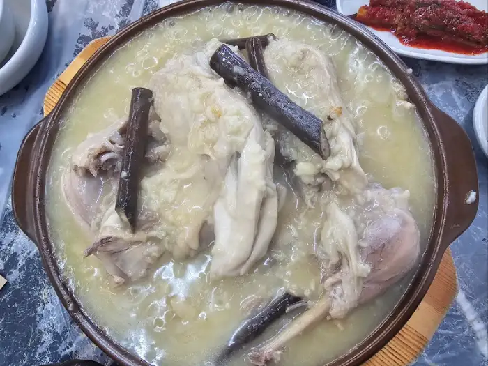 닭백숙의 닭고기 부위 근접 촬영