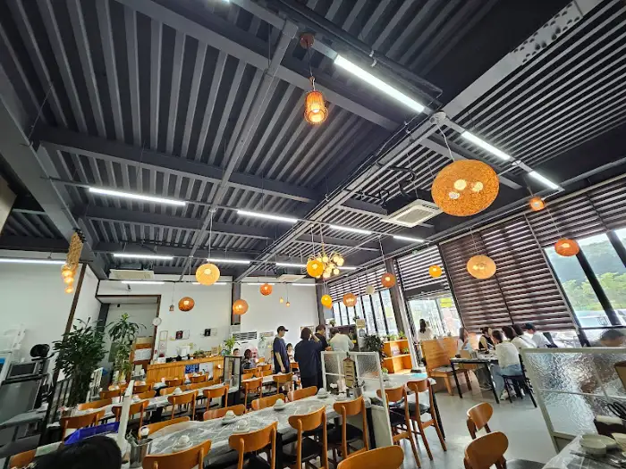 식당 내부 전경 1