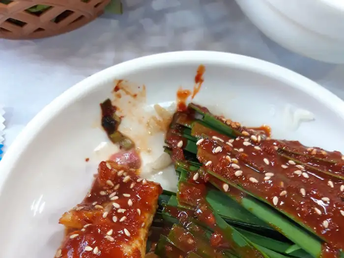 식탁 위에 놓인 메기구이와 덜어낸 접시