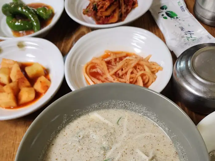 사골 육수 베이스의 만두국과 밑반찬