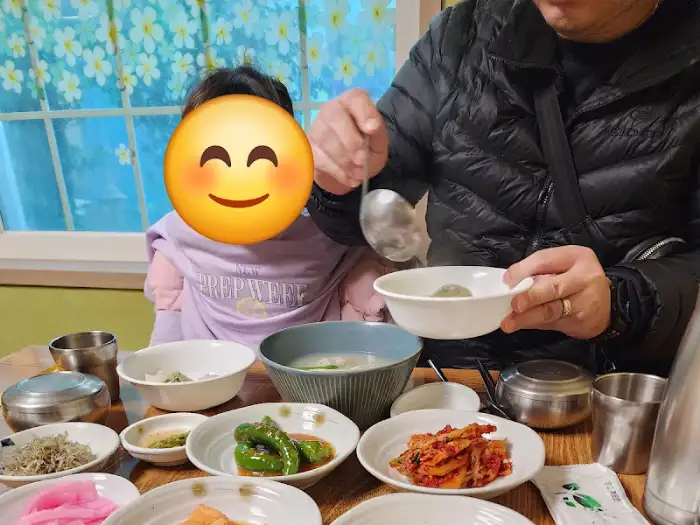 만두전골을 즐기는 가족의 모습