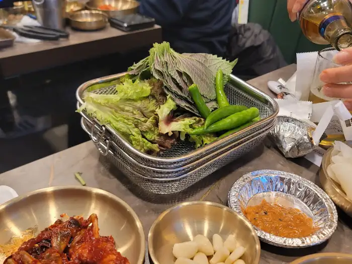 신선한 쌈 채소와 쌈장, 마늘이 담긴 그릇