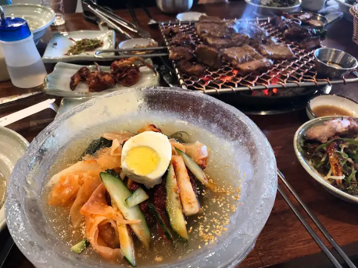 얼음 그릇에 담긴 시원한 냉면