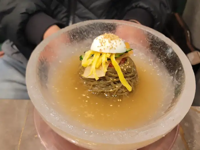 얼음 그릇에 담긴 냉면의 전체적인 모습