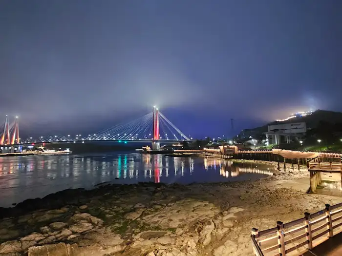 신선한 재료로 만든 푸짐한 해물 비빔밥