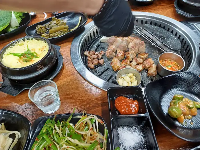 숯불 위에서 구워지는 고기