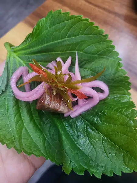 상추 위에 올려진 고기 쌈