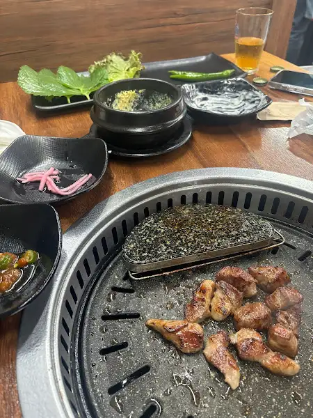 숯불 위에서 구워지는 고기 조각들