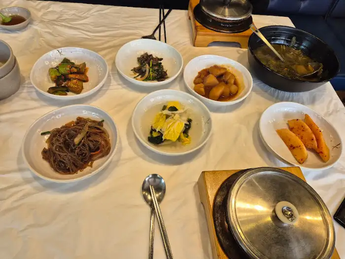 다양한 밑반찬이 차려진 셀프바