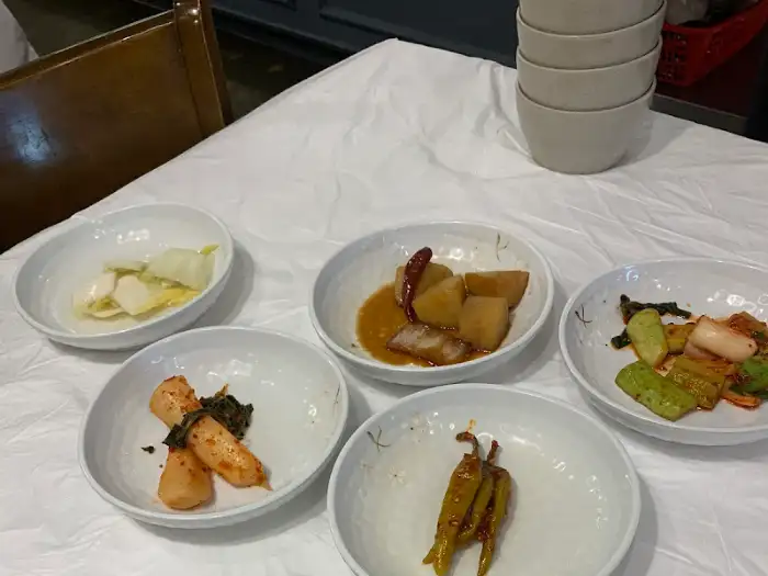 맛있게 차려진 여러 가지 밑반찬들