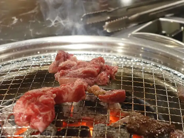 불판 위에서 구워지는 소고기 조각들