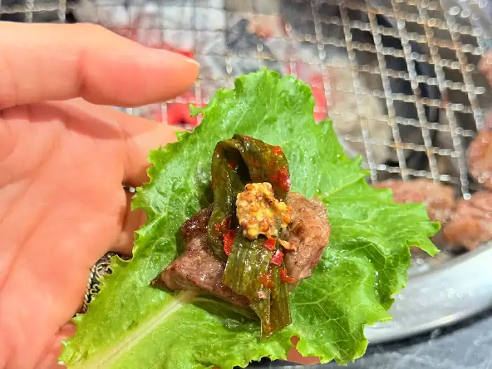 상추쌈에 싸인 소고기와 쌈장, 파채