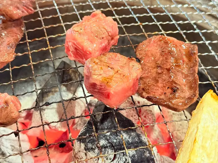 불판 위에서 익어가는 깍둑썰기한 소고기 조각