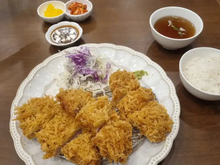 기본 반찬과 샐러드