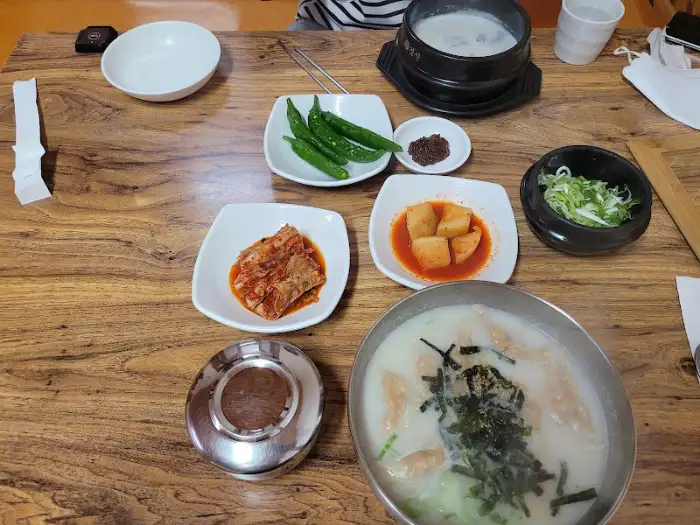 아향 맛집의 식사 테이블