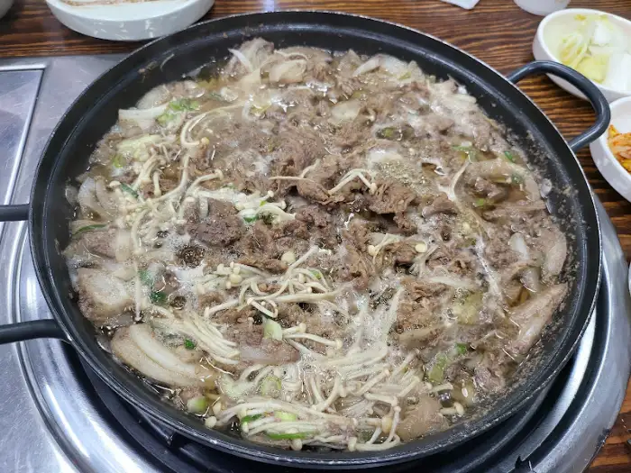 끓고 있는 불고기 전골
