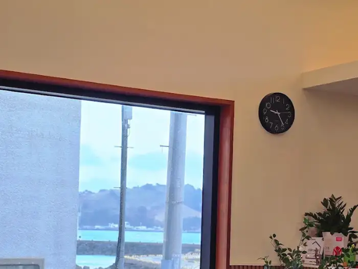 창밖 풍경과 시계 사진