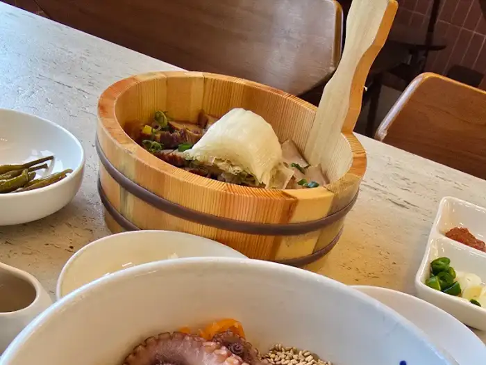 나무통에 담긴 문어 요리 사진
