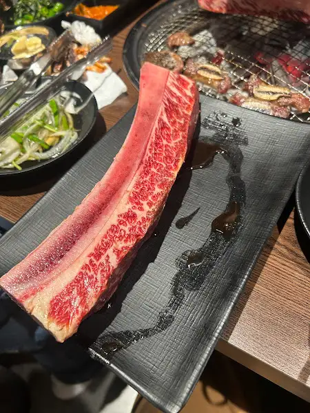 두툼한 LA 갈비 덩어리