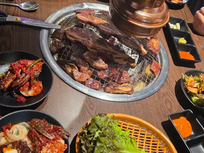 잘 구워진 LA 갈비와 곁들임 찬