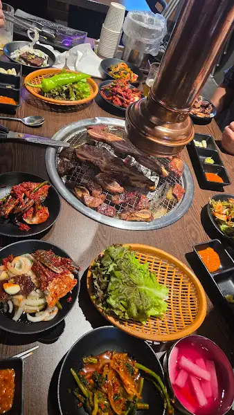 테이블에 차려진 푸짐한 식사 한 상