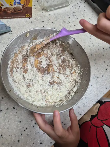 보리빵 반죽에 가루를 섞는 모습
