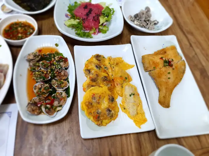 남도 정식 반찬 생선구이와 굴전