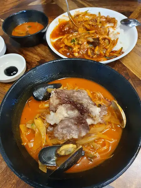 짜장면과 곁들임 음식