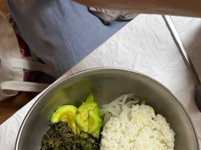 묵밥과 곁들여진 밥과 아삭한 채소