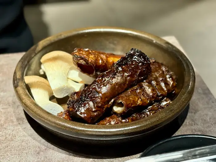 맛있게 조리된 새송이버섯이 막창과 함께 제공된다.