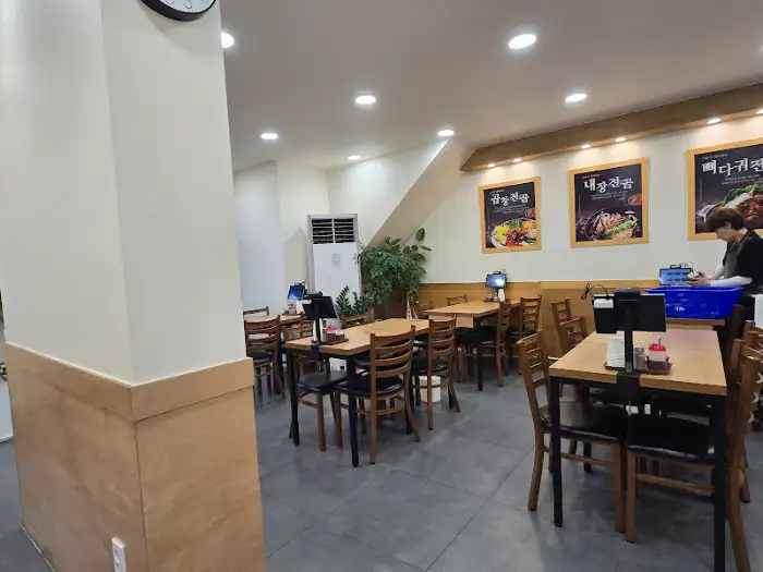 일품양평해장국 내부 벽면 메뉴판