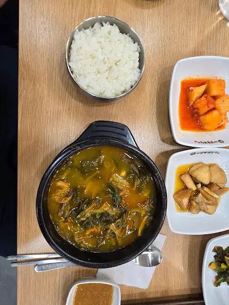 푸짐한 선지와 채소가 들어간 해장국