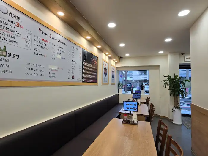 일품양평해장국 내부 테이블 및 메뉴판