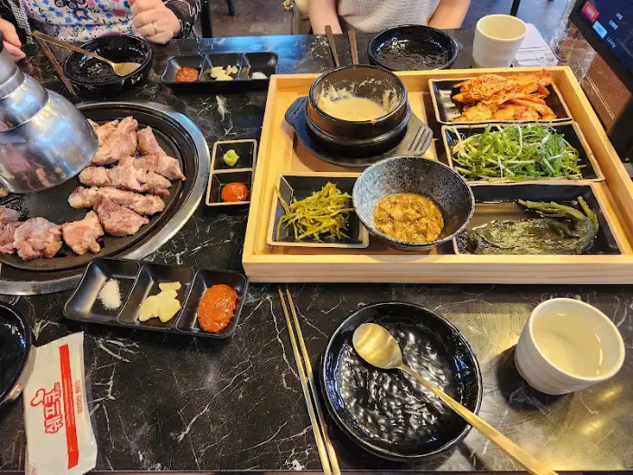 테이블 위에 차려진 푸짐한 한 상 차림
