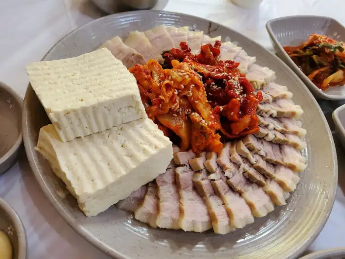 두부와 수육, 김치가 함께 나온 요리
