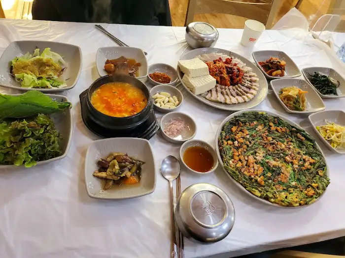 식탁 전체 상차림 모습