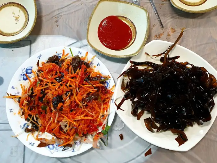 새빨간 양념의 무침 요리와 검은 미역줄기 무침