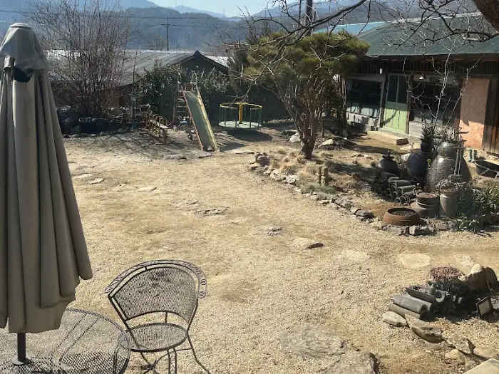 카페 외부 전경과 마당