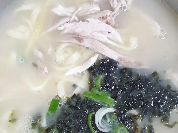 뽀얗고 진한 닭칼국수