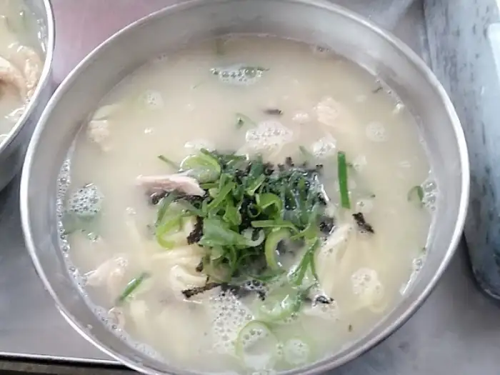 칼국수 위 고명과 국물
