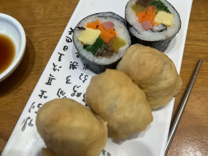 식탁 위의 김밥과 유부초밥