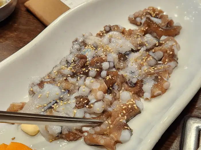 신선한 낙지 한 접시