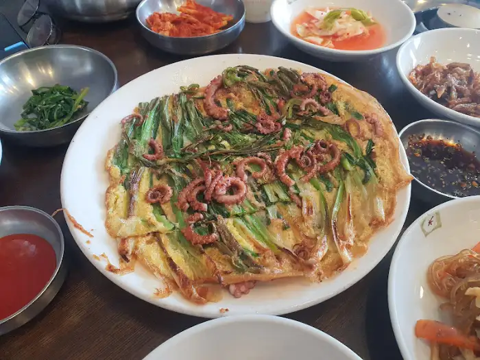 테이블 가득 차려진 음식들