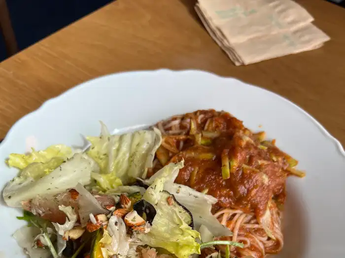 신선한 채소와 토마토 소스가 곁들여진 쌀국수 샐러드