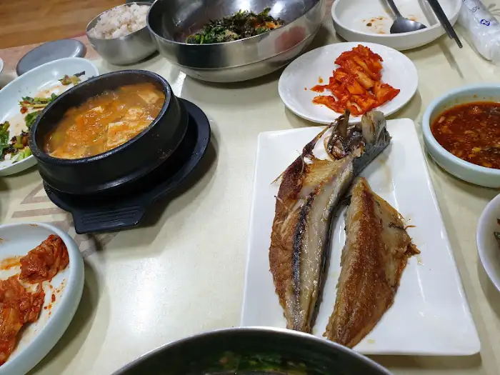 생선구이와 여러 반찬