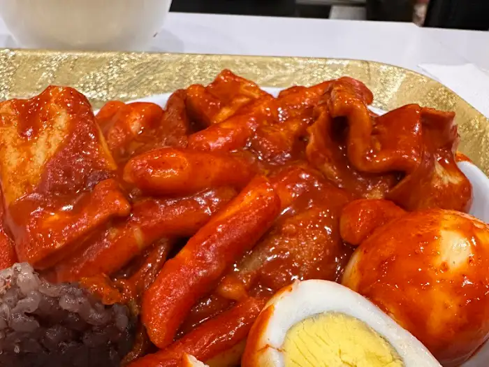 계란, 순대, 떡볶이가 함께 담긴 접시 사진